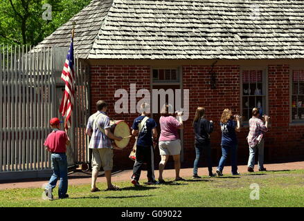 New Bern, North Carolina: domenica pomeriggio Fife e Drum corps con portabandiera marche passato il negozio di articoli da regalo a Tryon Palace Foto Stock