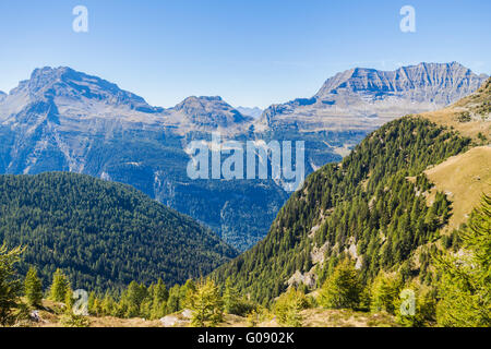 Vista delle montagne e della valle sul sentiero escursionistico vicino a Buffalora capanna in Ticino, Svizzera Foto Stock