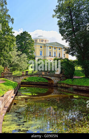 In estate il paesaggio di Pavlovsk giardino, Russia. Vista del palazzo. Foto Stock