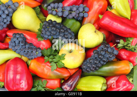 Un sacco di vari frutti rosso , giallo e verde pe Foto Stock