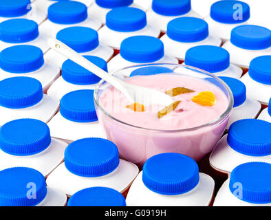 Numero di bottiglie di yogurt con blu scuro copre un Foto Stock