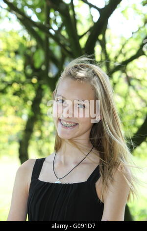 Attraente adolescente bionda con un bel sorriso Foto Stock