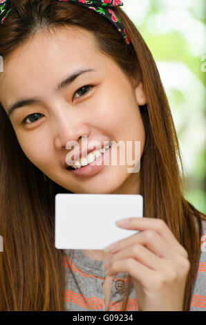 Carina ragazza con carta di credito Foto Stock