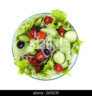 Insalata in una ciotola di vetro su uno sfondo bianco Foto Stock