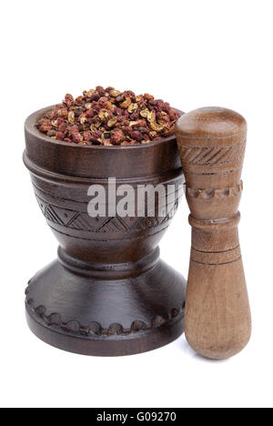 Mortaio di legno pieno di pepe Szechuan - pepe di Sichuan Foto Stock