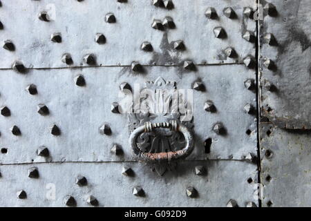 Letti in ferro battuto con maniglia su un metallo porta rivestita Foto Stock