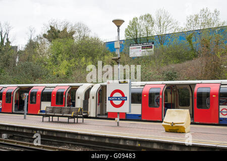 London, Regno Unito - Aprile 18б 2016: metropolitana North Acton Tube Station due giorni prima la regina Elisabetta II il novantesimo compleanno Foto Stock