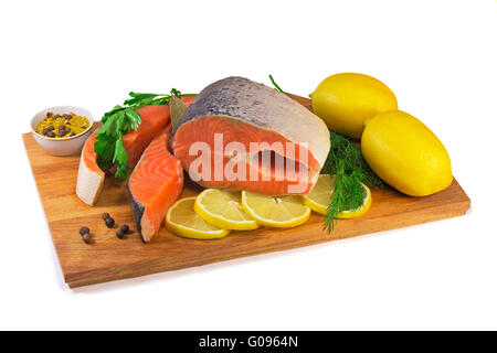 Pescare il salmone, limone verde su uno sfondo bianco. Foto Stock