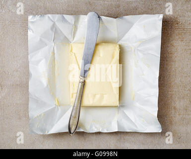 Pacchetto di burro con coltello, vista dall'alto Foto Stock