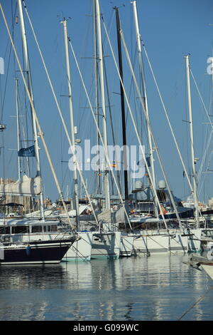 A montanti e armamento di yacht ormeggiati in porto Foto Stock