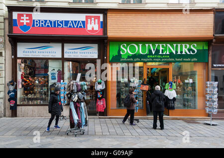 I turisti di fronte a negozi di souvenir nella città vecchia di Bratislava, in Slovacchia Foto Stock