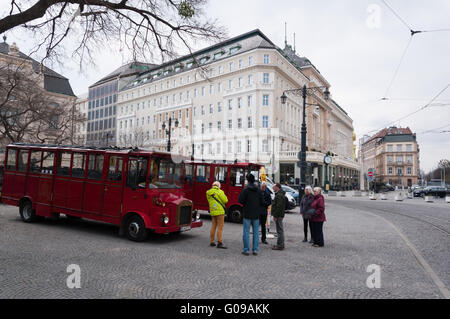 Un le visite turistiche locali mini bus a Bratislava, in Slovacchia Foto Stock