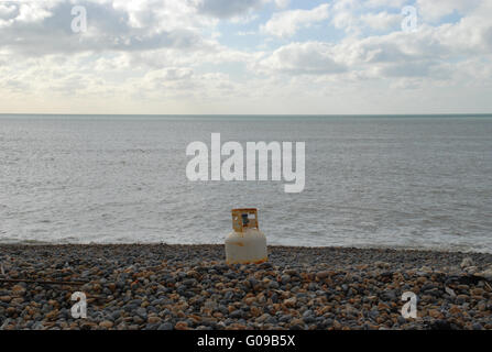 I detriti, spazzatura, gas barattolo lasciato sulla Spiaggia di Brighton Foto Stock