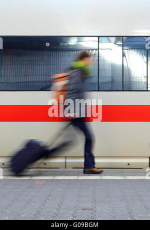 Immagine di viaggio di un movimento sfocati studente correre per prendere un treno Foto Stock