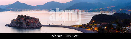 Tramonto e Sveti Stefan isolotto mare panorama (Montenegro) Foto Stock