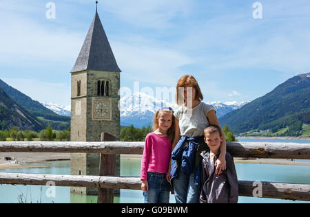 Il campanile in Reschensee e famiglia (Italia). Foto Stock