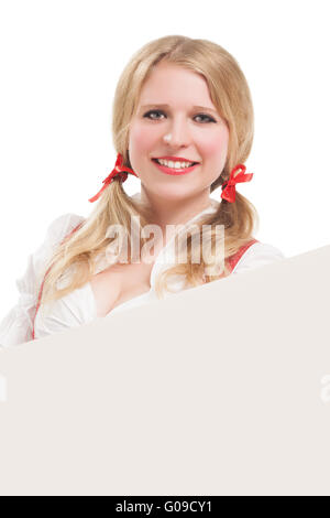 Donna bavarese in dirndl, tenendo blank cartello. Foto Stock