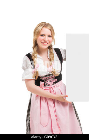 Donna bavarese in dirndl, tenendo blank cartello. Foto Stock