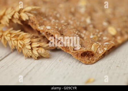Orecchio di frumento con un cracker di frumento o fette biscottate Foto Stock