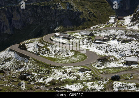 Tornanti della serpentina ricco di strada di montagna Foto Stock