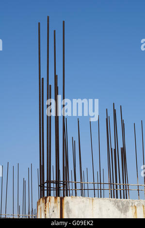 Vecchio acciaio di rinforzo sporgente dal calcestruzzo Foto Stock