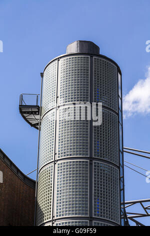 Outdoor scala rotonda con pietre di vetro sul cielo blu Foto Stock