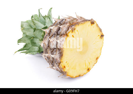 Ananas tagliato a metà isolato su un bianco backgrou Foto Stock