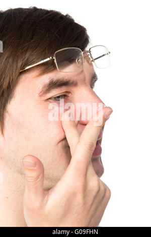 Primo piano di un uomo occhio marrone mentre inserendo un correttivo lente a contatto su un dito. Foto Stock