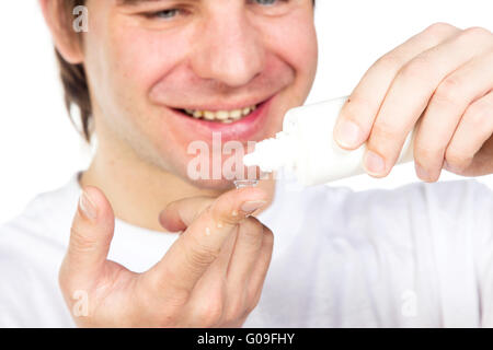 Primo piano di un uomo occhio marrone mentre inserendo un correttivo lente a contatto su un dito. Foto Stock