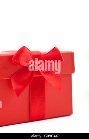 Decorativo in tessuto rosso sulla prua di un natale ornamentali o Valentines confezione regalo Foto Stock