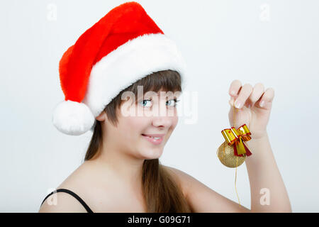 Ragazza in un cappello di Natale con le decorazioni di Natale Foto Stock