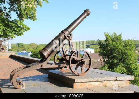 Il vecchio cannone in piedi nel parco centrale di Chernigov Foto Stock