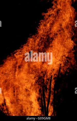 Fiamme di fuoco con la riflessione su sfondo nero Foto Stock