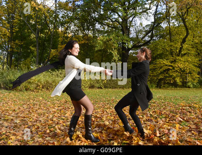 Donne che danzano in posizione di parcheggio Foto Stock