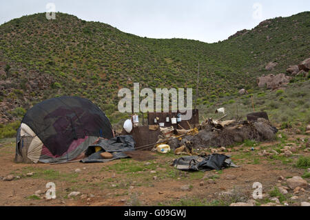 Campeggio con tradizionale capanna di Nama herde Foto Stock