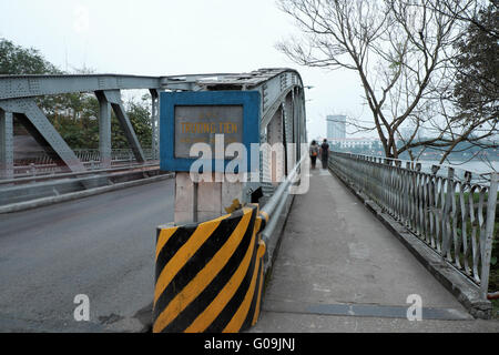 HUE, VIET NAM, Truong Tien Bridge, cross Huong river, un vecchio ponte di collegamento con la storia, Trang Tien ponte, Vietnam Foto Stock