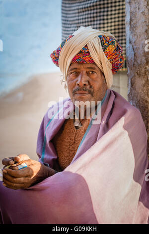 Ritratto di uomo nel villaggio di Chandelao, Rajasthan Foto Stock