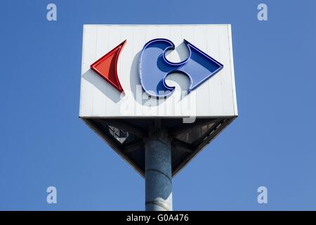 Carrefour segno su un palo Foto Stock