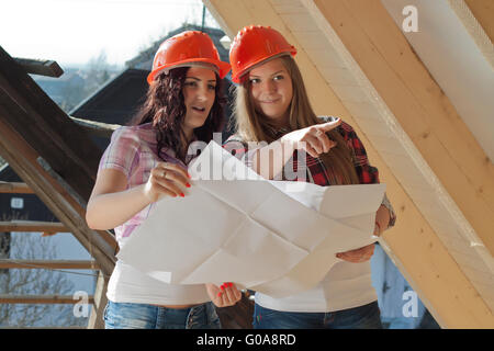 Due giovani donne lavoratori sul tetto Foto Stock