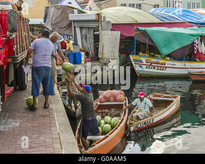 Caricamento di meloni in barca Willemstad Curacao Foto Stock