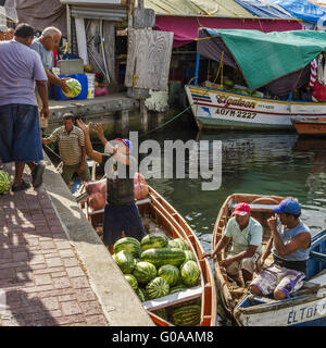 Caricamento di meloni in barca Willemstad Curacao Foto Stock