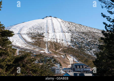 Viste di Navacerrada Ski Resort da dietro la foresta. Foto scattata a Navacerrada Mountain Pass, Madrid, Spagna, Gennaio 2015 Foto Stock