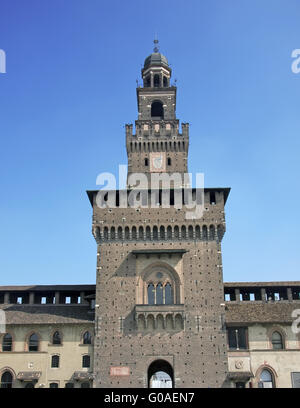 La torre di ingresso al Castello Sforzesco Basilica di Milano Foto Stock
