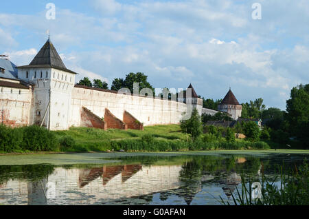 Parete intorno al monastero Borisoglebskiy, Yaroslavl Regione Foto Stock