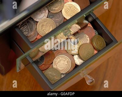 Stash di monete tenute in jewelery richiama home concetto di risparmio. Foto Stock