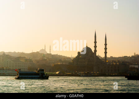 Skyline di Istanbul con silhouette di moschee come visto dal Corno d'Oro Foto Stock