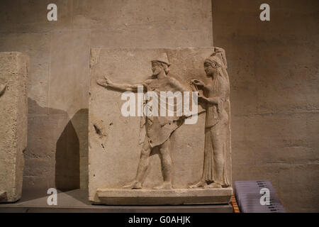 Hermes agoraios e una carità. Sollievo dal passaggio del Theores, Taso, c.470 BC . Il marmo. Foto Stock