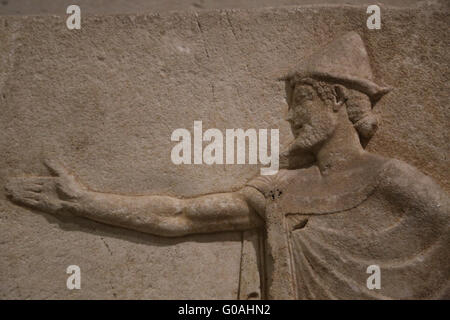 Hermes agoraios e una carità. Sollievo dal passaggio del Theores, Taso, c.470 BC . Il marmo. Dettaglio Hermes. Louvre. Foto Stock