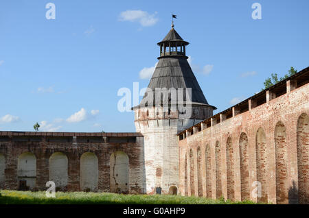 Parete intorno al monastero Borisoglebskiy, Yaroslavl Regione Foto Stock