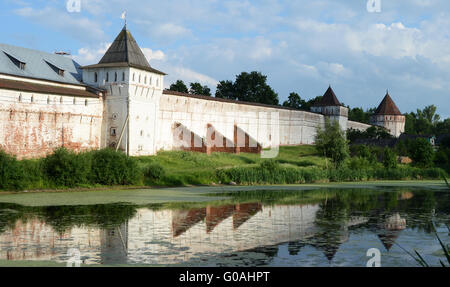 Parete intorno al monastero Borisoglebskiy, Yaroslavl Regione Foto Stock